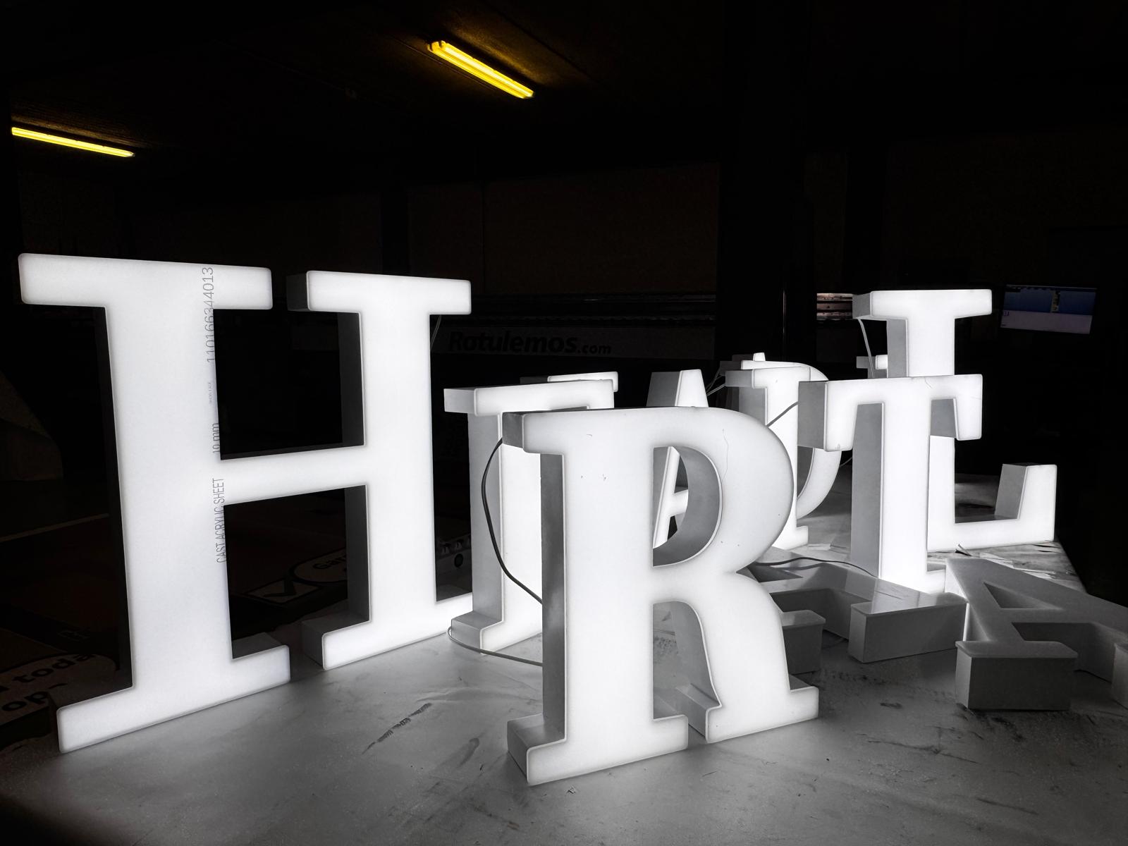Letras de Aluminio Retroiluminadas: Diseño, Tecnología y Ventajas.
