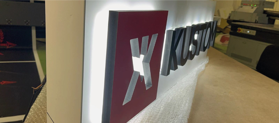 Imagen de Rótulo con bandeja aluminio + letras retroiluminadas