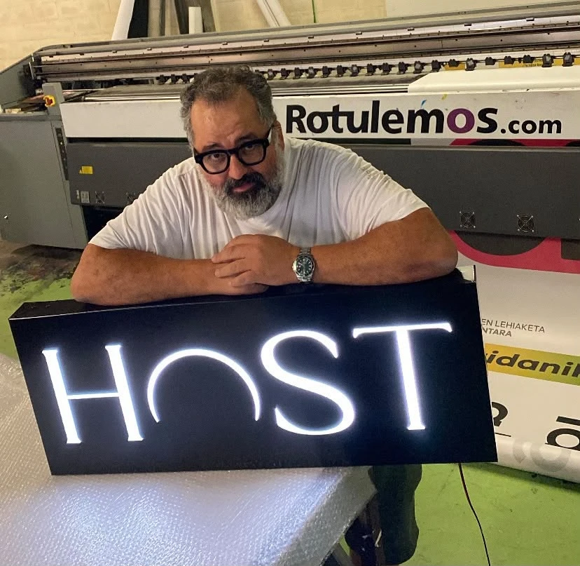 Rótulo luminoso HOST con letras corpóreas LED fabricado por Rotulemos en Xàtiva