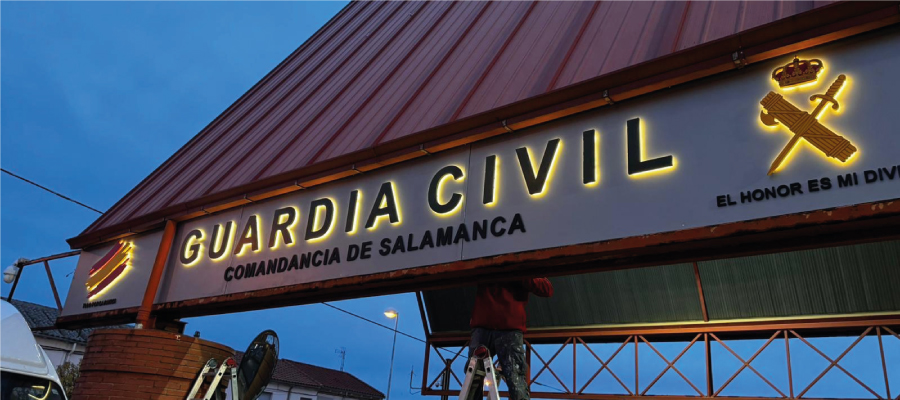 Imagen de Rótulo con bandeja aluminio + letras retroiluminadas